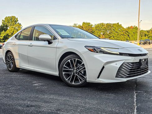 Used 2025 Toyota Camry XLE w/ Premium Plus Package FWD image 1