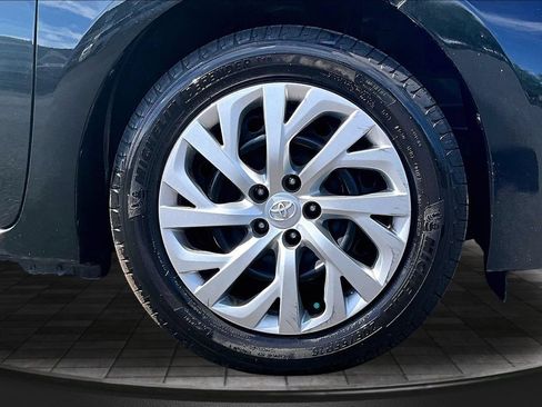 Used 2017 Toyota Corolla LE w/ Carpet Mat Package (TMS) FWD image 32
