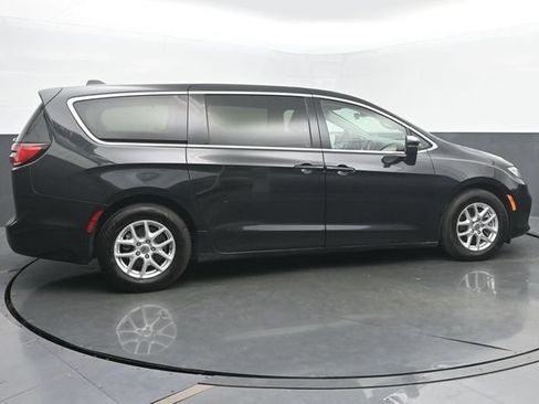 Used 2023 Chrysler Pacifica Touring-L FWD image 6