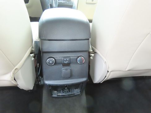 Used 2018 Ford Explorer XLT FWD image 17