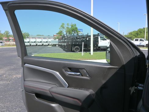 Used 2024 Chevrolet Colorado Z71 w/ Z71 Convenience Package 2 image 27