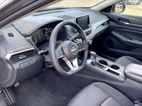Used 2025 Nissan Altima 2.5 SV FWD image 2