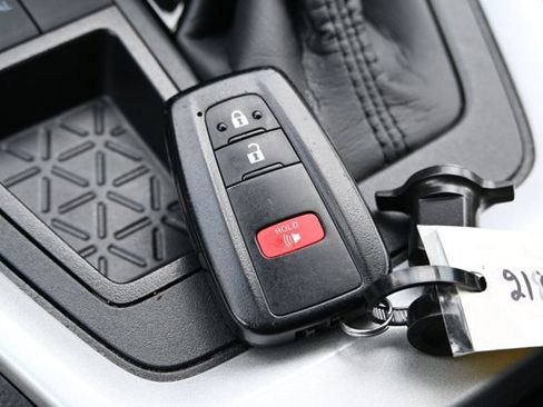Used 2025 Toyota RAV4 XLE FWD image 39