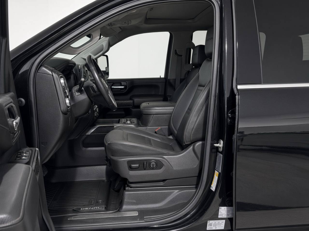 Used 2021 GMC Sierra 2500 Denali w/ Denali Black Diamond Edition AWD/4WD image 12