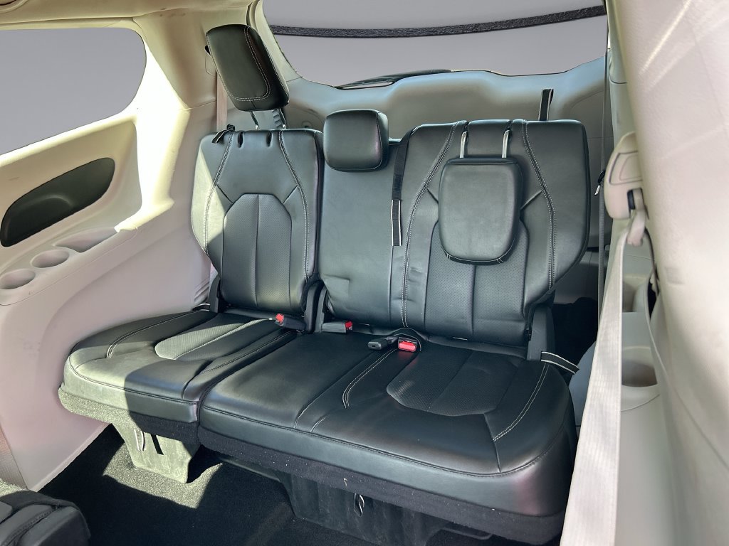Used 2024 Chrysler Pacifica Touring-L FWD image 30