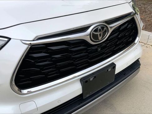 Used 2021 Toyota Highlander Platinum image 32