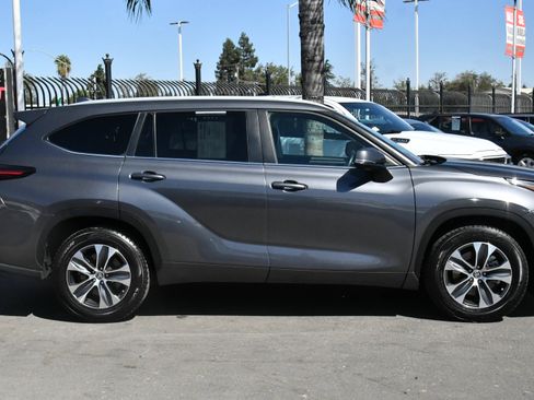 Used 2024 Toyota Highlander XLE FWD image 9