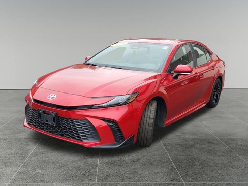 Certified 2025 Toyota Camry SE FWD image 3