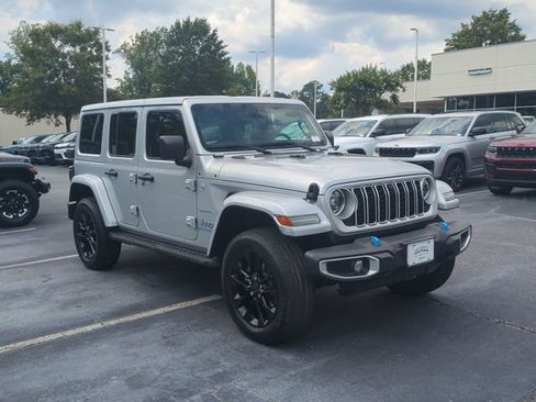 Used 2024 Jeep Wrangler Unlimited Sahara w/ Dual Top Group AWD/4WD image 7