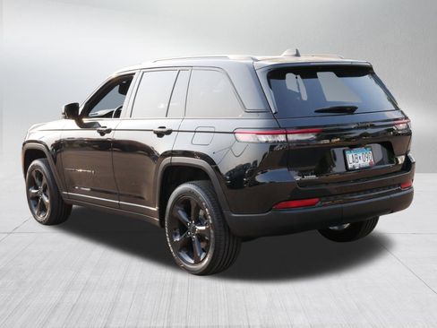 Used 2023 Jeep Grand Cherokee Altitude AWD/4WD image 5