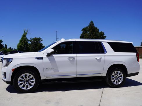 Used 2023 GMC Yukon XL SLT AWD/4WD image 3
