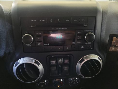 Used 2014 Jeep Wrangler Unlimited Rubicon w/ Connectivity Group AWD/4WD image 25