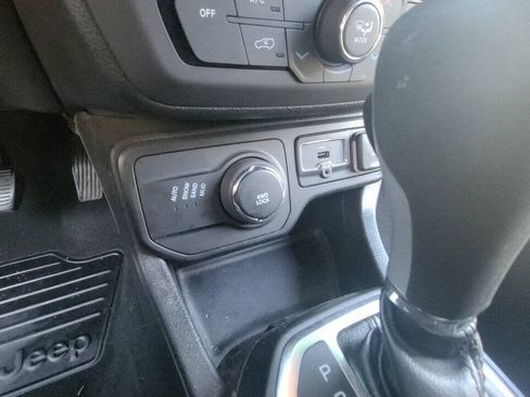 Used 2018 Jeep Renegade Latitude w/ Popular Equipment Group AWD/4WD image 18