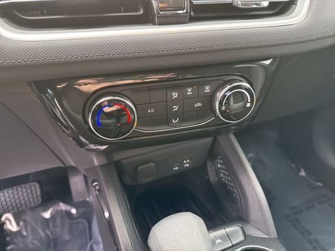 Used 2025 Chevrolet TrailBlazer LT FWD image 19