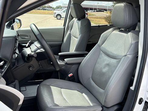 Certified 2023 Toyota Sienna Limited FWD image 29