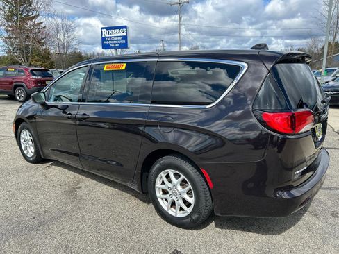 Used 2017 Chrysler Pacifica Touring image 2