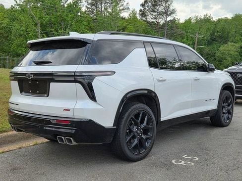 Used 2025 Chevrolet Traverse RS image 3