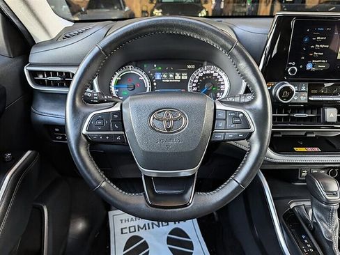 Used 2025 Toyota Highlander XLE AWD/4WD image 19