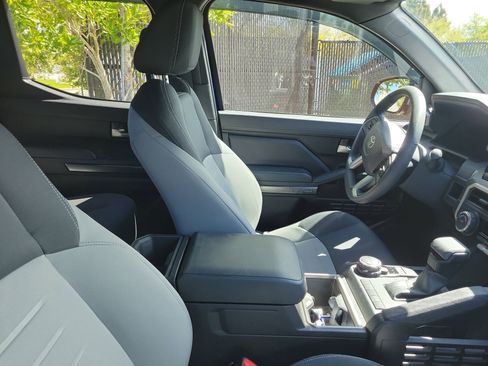 Used 2025 Toyota Tacoma TRD Sport image 10