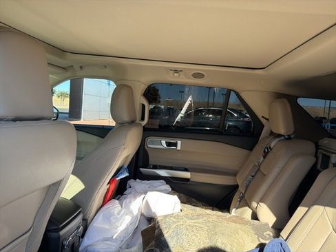 Certified 2022 Ford Explorer Limited w/ Equipment Group 301A image 6