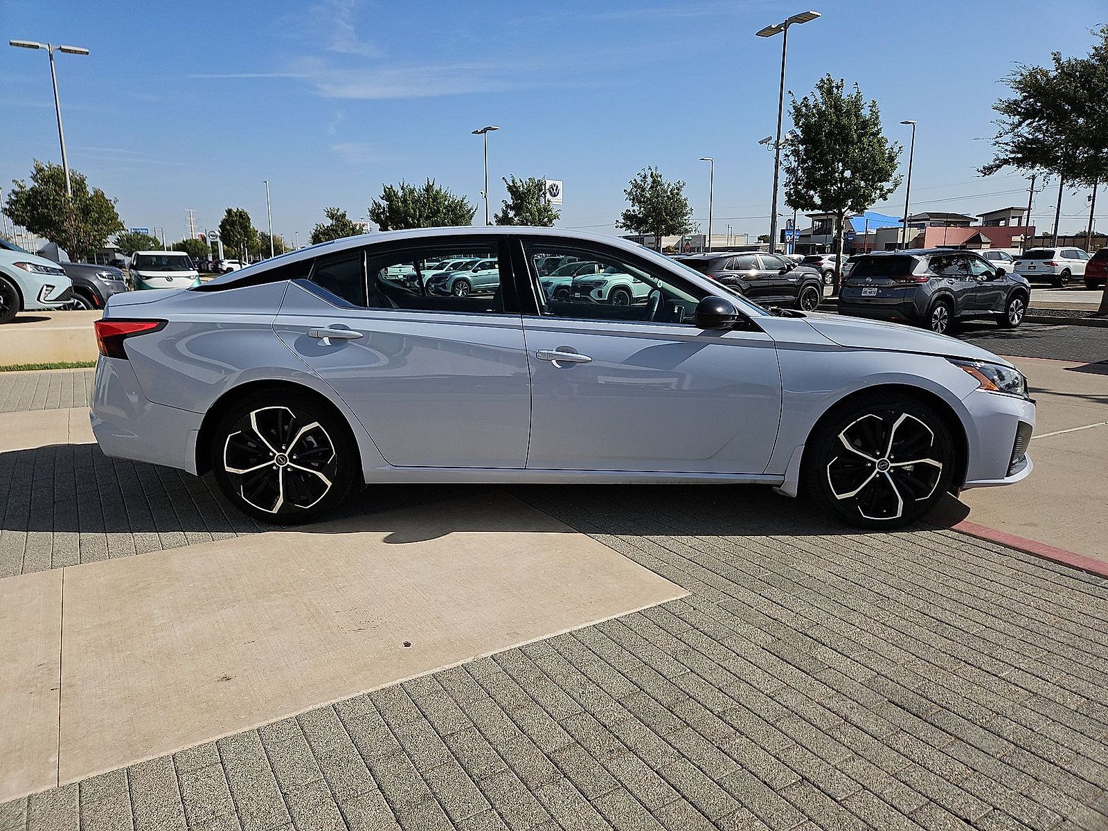 Used 2024 Nissan Altima 2.5 SR FWD image 9