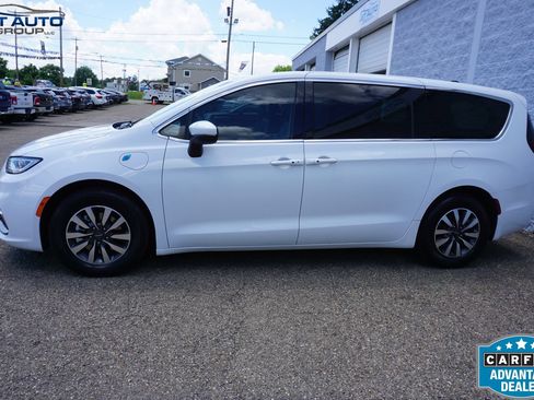 Used 2023 Chrysler Pacifica Touring-L FWD image 4