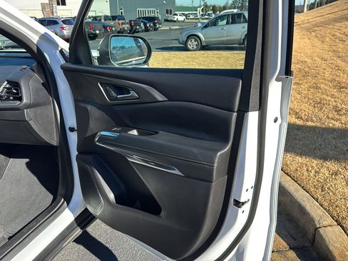 Used 2025 Chevrolet Traverse LT image 12