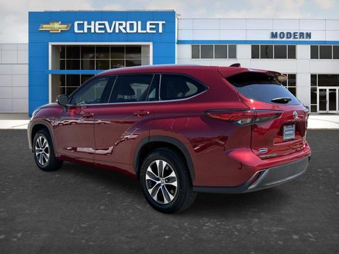 Used 2022 Toyota Highlander XLE FWD image 3
