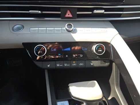 Used 2025 Hyundai Elantra Limited image 15