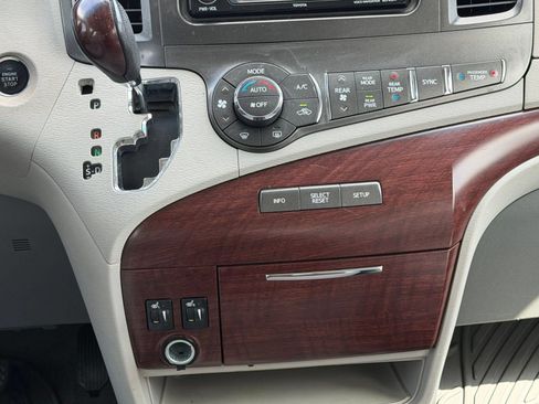 Used 2014 Toyota Sienna XLE FWD image 17