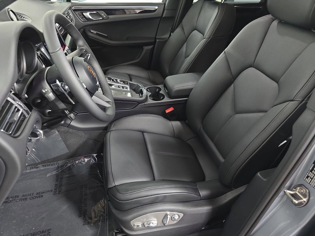 Certified 2026 Porsche Macan AWD/4WD image 5