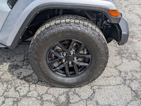 Used 2021 Jeep Gladiator Sport image 10