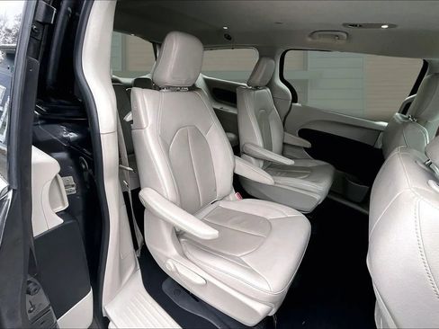 Used 2021 Chrysler Pacifica Touring-L image 26