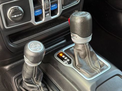 Used 2018 Jeep Wrangler Unlimited Sahara image 25