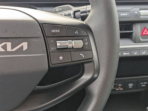 Used 2025 Kia K4 LXS image 17