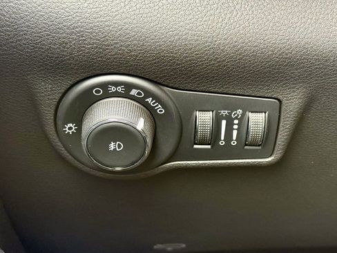 Used 2025 Jeep Compass Latitude image 21