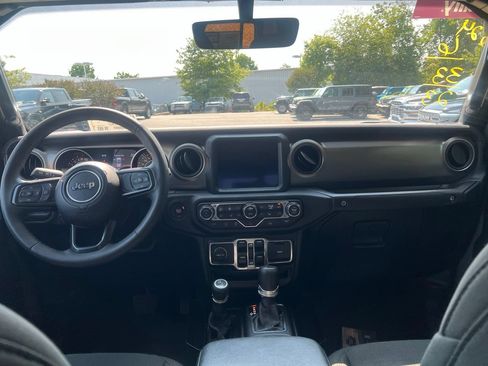 Used 2023 Jeep Gladiator Sport AWD/4WD image 17