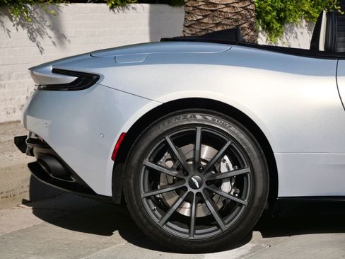 Used 2022 Aston Martin DB11 Volante image 17