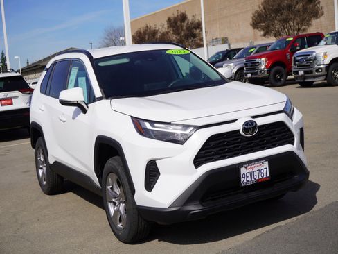 Used 2023 Toyota RAV4 XLE image 1