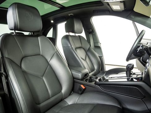 Certified 2024 Porsche Macan AWD/4WD image 23