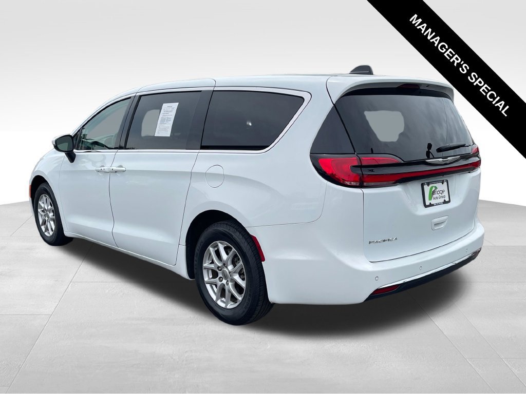 Used 2023 Chrysler Pacifica Touring-L FWD image 5