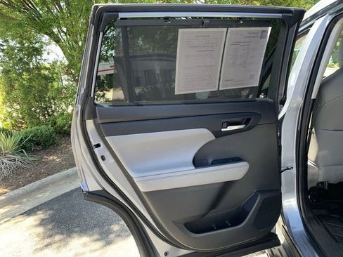 Used 2022 Toyota Highlander XLE image 15