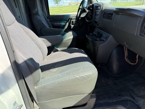 Used 2002 Chevrolet Express 1500 image 9