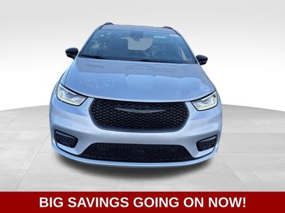 New 2026 Chrysler Pacifica Select w/ S Appearance Package