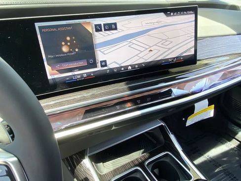 Used 2025 BMW 740i w/ Premium Package RWD image 21