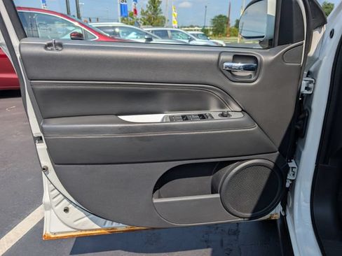 Used 2014 Jeep Compass Latitude AWD/4WD image 9