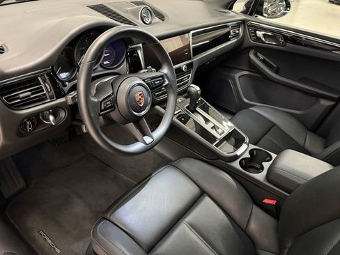 Certified 2025 Porsche Macan image 4