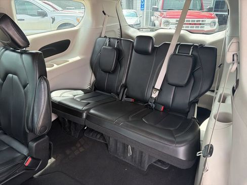 Used 2023 Chrysler Pacifica Touring-L FWD image 20