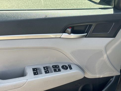 Used 2019 Hyundai Elantra SE image 21