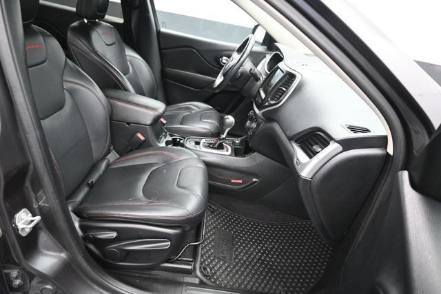 Used 2016 Jeep Cherokee Trailhawk w/ Leather Interior Group AWD/4WD image 8